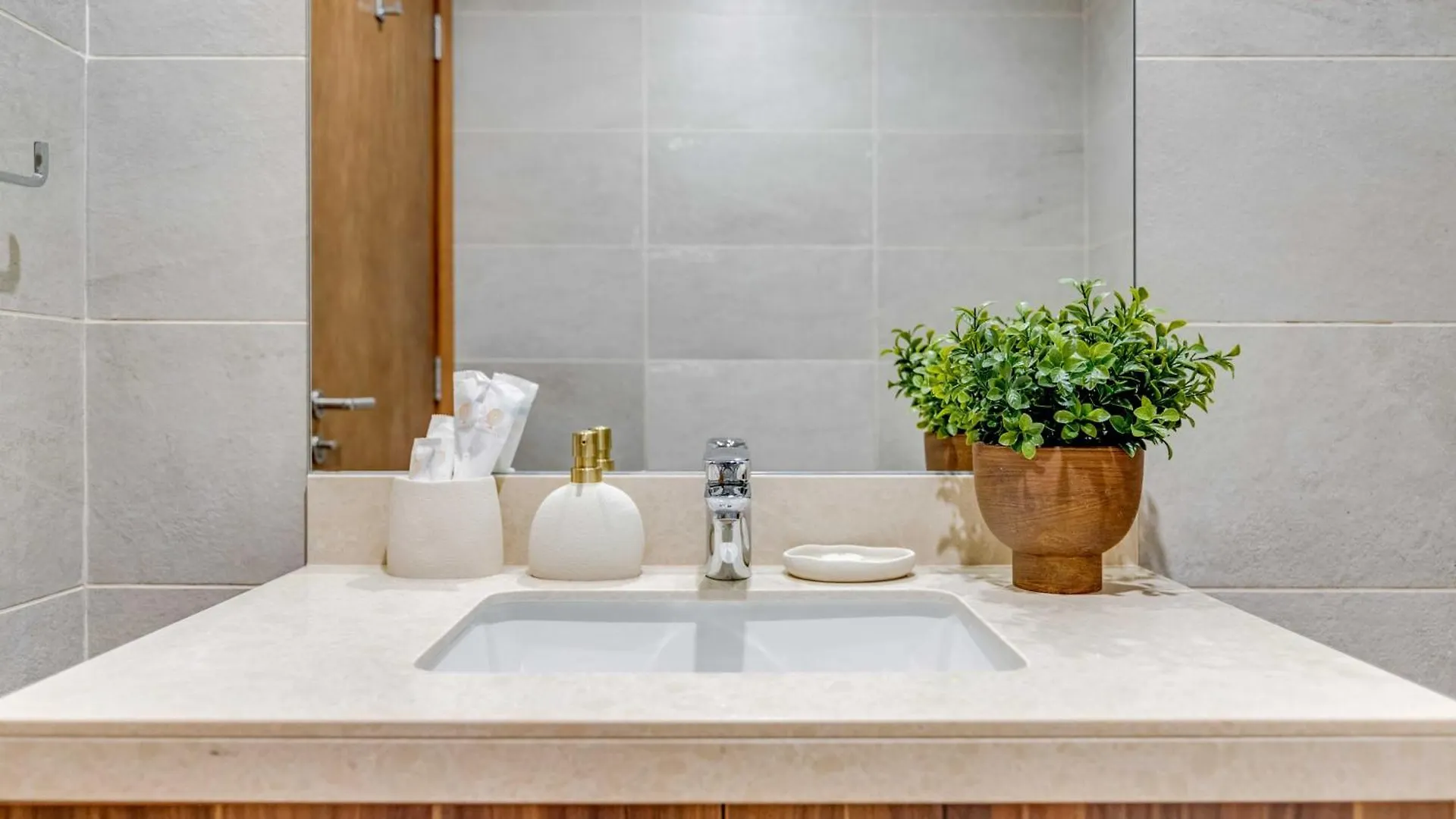 דובאי Luxury Azizi Mina Beachfront Apartments