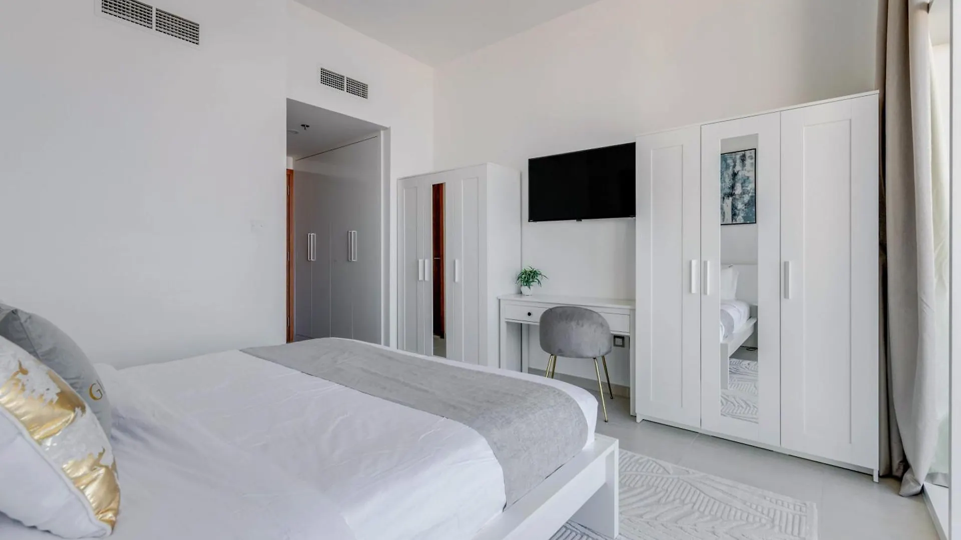 Luxury Azizi Mina Beachfront Apartments Dubai