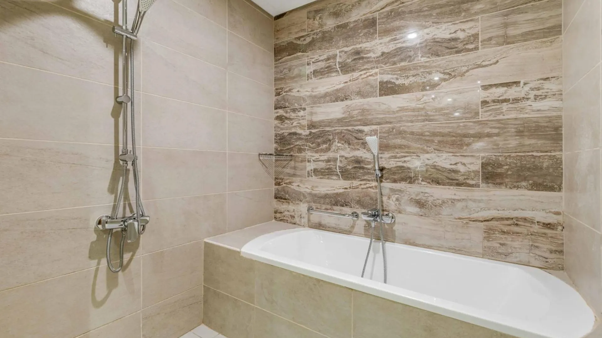 Luxury Azizi Mina Beachfront Apartments Dubai Birleşik Arap Emirlikleri
