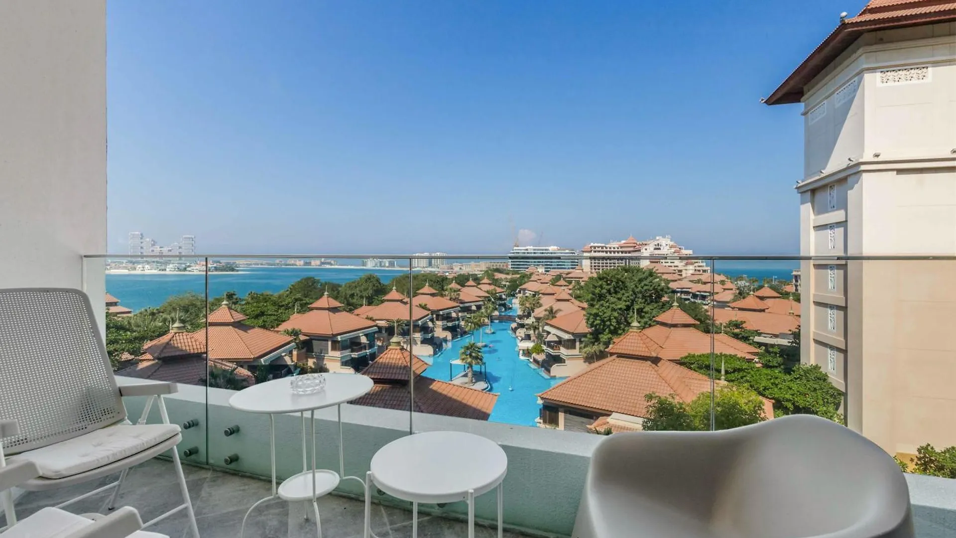 Luxury Azizi Mina Beachfront Apartments의 연락처
