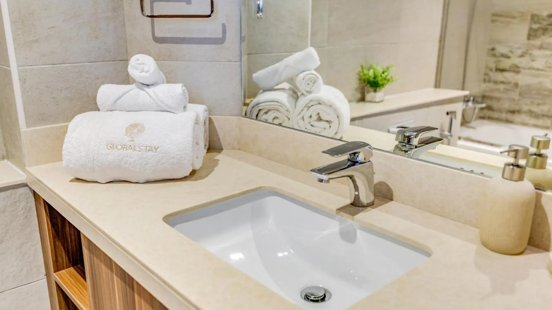 Luxury Azizi Mina Beachfront Apartments 두바이